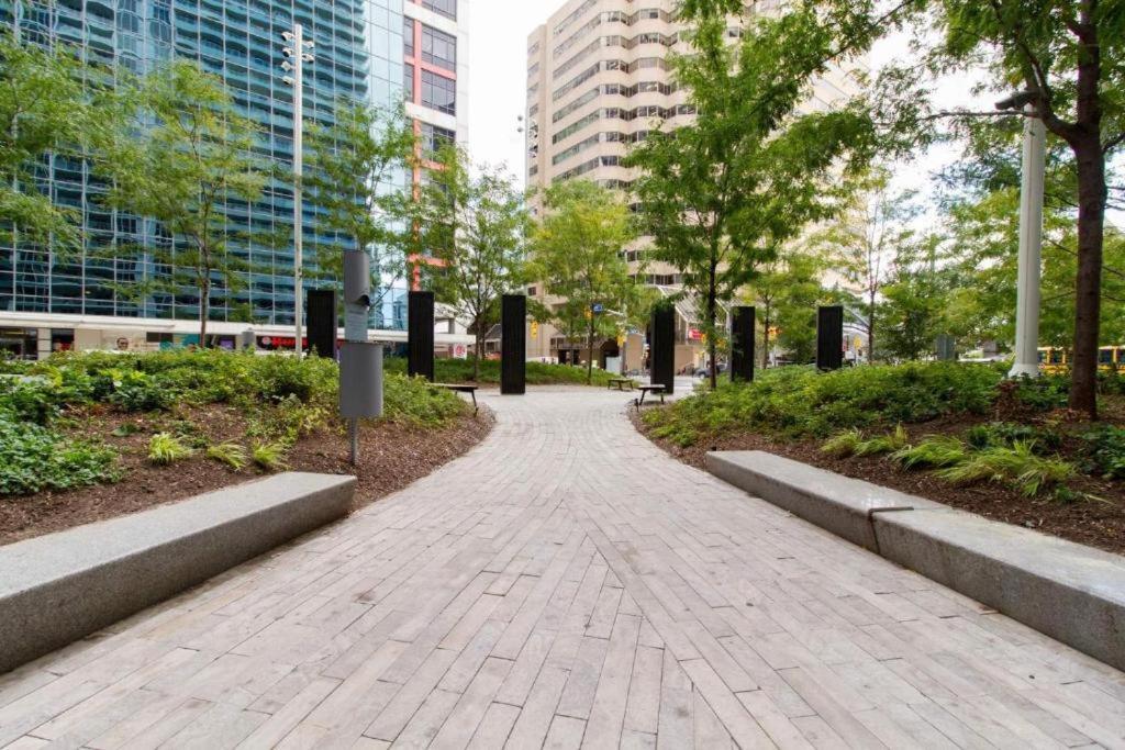 Union Square City Centre Торонто Экстерьер фото
